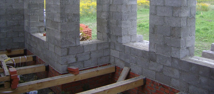 Оконные проемы и полы при строительстве дома из керамзитных блоков